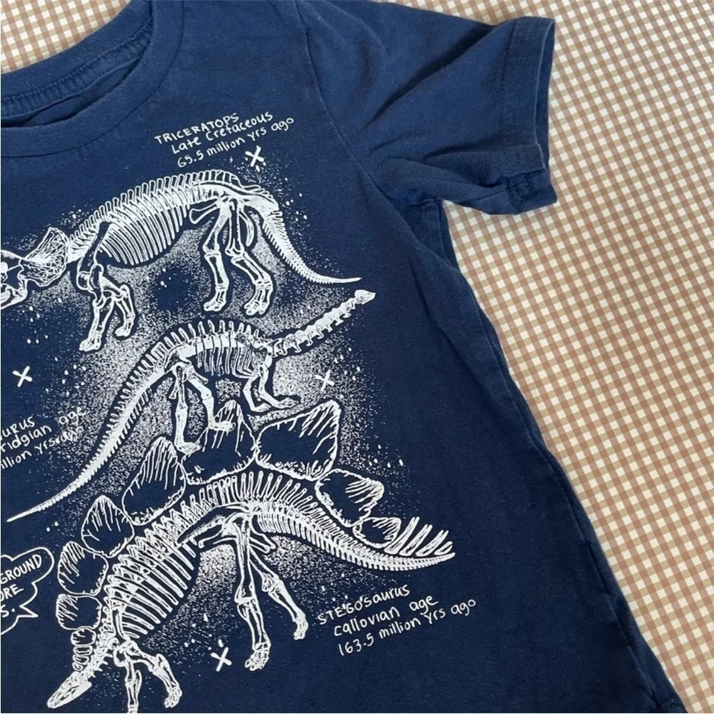 Dinosaur Skeleton‎ graphic T-shirt. Size 4T